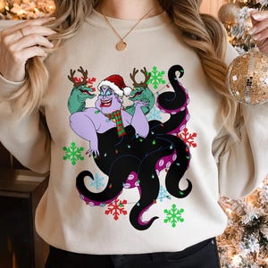 Lustiges Santa Ursula Weihnachtslichter Sweatshirt, Bösewichte Weihnachtskranz Familie Weihnachten Passendes Shirt, Weihnachtsfeier