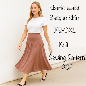 Puede incluir: Una mujer con una camiseta blanca y una falda vasca de cintura elástica color rosa polvoriento. La falda es de tejido de punto y se ensancha desde la cintura. El texto a la derecha dice "Elastic Waist Basque Skirt XS-3XL Knit Sewing Pattern PDF."