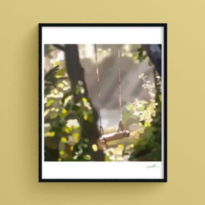 Altalena di legno per bambini, Arte poetica della natura, Illustrazione della luce del mattino, Stampa giclée artistica, Nostalgia e calma