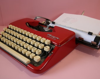 Machine à écrire vintage Olympia Splendid 99 rouge avec boîtier noir, années 60