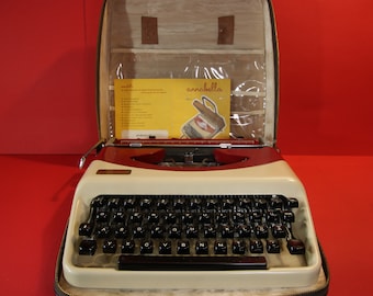 Vintage Annabella typewriter Made in Italy w case excellent condition 1962