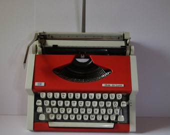 Vintage Unis TBM Deluxe Typewriter red  from 70s DDR
