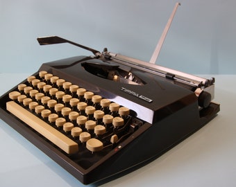 Qwerty TRIUMPH TIPPA  1970s typewriter Made in Germany beautiful black color
