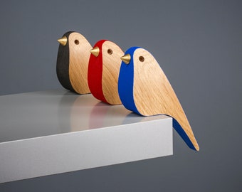 Ornamento a forma di uccello in quercia, realizzato a mano: becco in ottone, bordo dipinto, stile scandinavo.