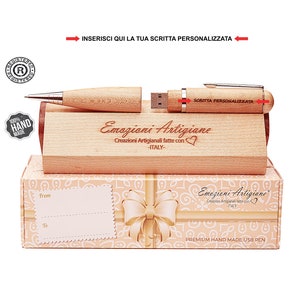 Penna Personalizzata USB 32Gb. Regalo Originale per: Laurea, Compleanno. Raffinata Scatola in carta Regalo. EMOZIONI ARTIGIANE™.