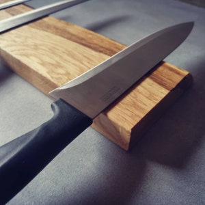 Magnifique barre à couteaux en chêne massif avec bord d'arbre naturel magnétique bloc à couteaux et rangement rangement élégant pour couteaux image 3