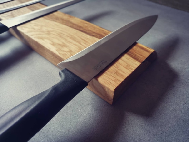 Schöne Messerleiste aus massiver Eiche mit natürlicher Baumkante magnetisch knife block & storage edle Messeraufbewahrung Bild 3