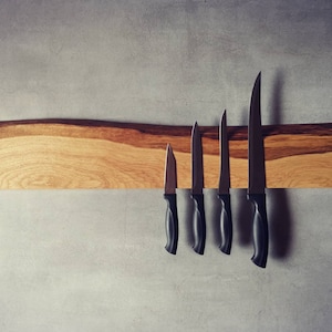Schöne Messerleiste aus massiver Eiche mit natürlicher Baumkante magnetisch knife block & storage edle Messeraufbewahrung Bild 1