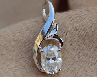 デザイナーオーバルカットシングルストーンペンダント - DカラーVVS1モアッサナイトストーン