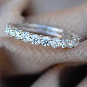 Massiver 925 Sterling Silber Moissanite Prong Set Ring, volle Eternity Ring Band, Zierlicher stapelbarer Ring, Runder Steinring, Eternity Brautring