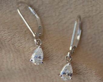 Pendientes de moissanita con corte de pera y cierre de palanca en plata de ley 925