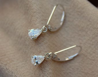 925スターリングシルバーのペアカットレバーバックモアッサナイトイヤリング