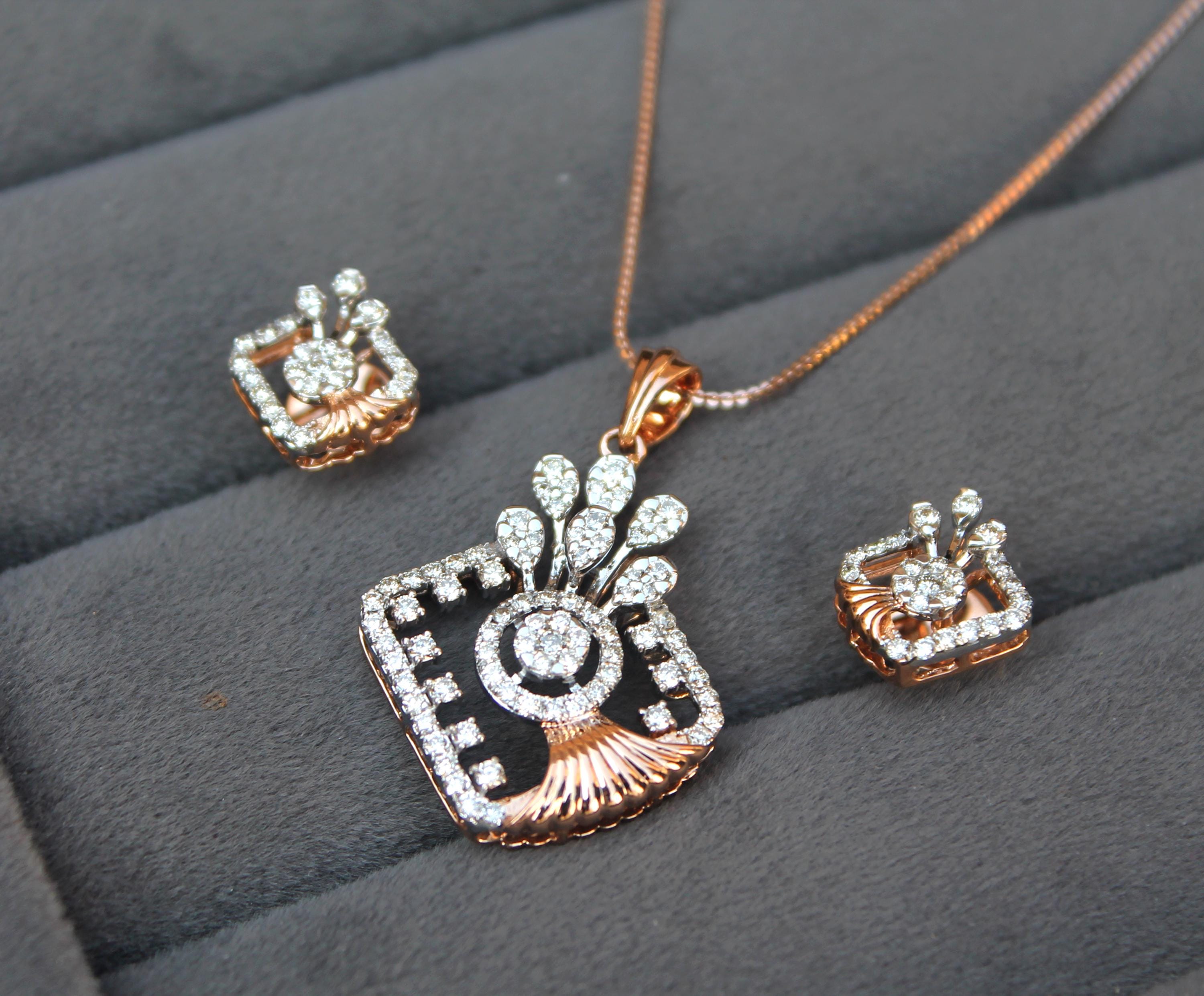 IGI Certified Diamond Jewelry Set: 18K Gold Necklace and Earrings
