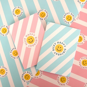 Tarjeta de cumpleaños personalizada. Tarjeta de cumpleaños con rayas de bastón de caramelo. Tarjeta con carita feliz. Tarjeta de cumpleaños infantil. Tarjeta con nombre infantil. Tarjeta personalizada.