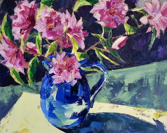 Pink Camellias, une peinture à l’huile originale de natures mortes de fleurs roses dans une cruche bleue par Amy Marshall