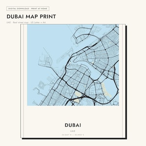 以下が含まれることがあります： ドバイ（UAE）のライトブルーの地図と黒い道路線が描かれたデジタルダウンロードプリント。テキストには「DUBAI MAP PRINT」「UAE」「Real street map」「US Letter + A4」「DUBAI」「UAE」、および座標「25.2647 N | 55.2924 E」と記載されています。