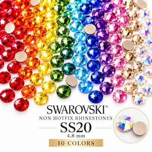 Pode incluir: Uma coleção de strass Swarovski redondos e facetados sem fixação a quente em dez cores distintas dispostas em degradê. O texto diz SWAROVSKI NON HOTFIX RHINESTONES SS20 4.8 mm 10 COLORS. Um detalhe circular mostra um único strass e o seu verso plano.