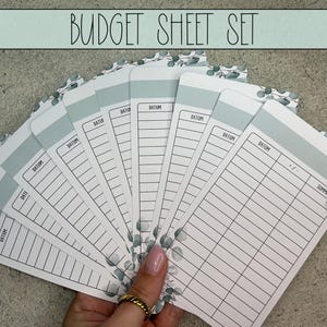 Może przedstawiać: Zestaw arkuszy budżetowych z zielonym wzorem kwiatowym. Każdy arkusz ma sekcję "Datum" (niemiecki dla "Data") i linie do rejestrowania wydatków.