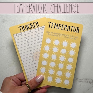 Op de afbeelding: Twee gele kaarten met de tekst "TEMPERATUR CHALLENGE" en "TRACKER" worden in een hand gehouden. Eén kaart heeft een raster voor het volgen van gegevens en de andere heeft zonillustraties. De kaarten zijn ontworpen voor het volgen van de temperatuur.