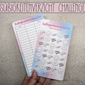 Könnte beinhalten: Zwei rosa und blaue Karten mit dem Text "Süßigkeitenverzicht Challenge" und "Süßigkeitenverzicht" darauf. Die Karten haben eine Liste von Süßigkeiten und eine Tabelle, um den Fortschritt zu verfolgen.