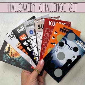Può includere: Una collezione di carte a tema Halloween, a ventaglio. Le carte presentano vari disegni, tra cui zucche, pipistrelli e una silhouette spettrale. Il testo "HALLOWEEN CHALLENGE SET" è in alto.