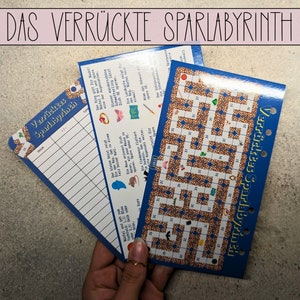 Könnte beinhalten: Ein blaues und weißes Spielbrett mit dem Text "DAS VERRÜCKTE SPARLABYRINTH" und "Verrücktes Sparlabyrinth". Das Spielbrett ist ein Labyrinth mit einem Weg zum Folgen.
