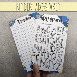 Può includere: Un foglio di tracciamento stampabile blu e giallo con il testo "Tracker" e "ABC Sparen" in nero. Il foglio è progettato per tenere traccia dei risparmi per ogni lettera dell'alfabeto. Il foglio ha una colonna per la data e una colonna per l'importo risparmiato.