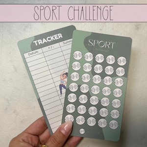 Könnte beinhalten: Zwei Fitness-Tracker-Karten mit dem Text "SPORT CHALLENGE". Eine Karte hat ein Raster zur Fortschrittsverfolgung, die andere Hantel-Symbole. Die Karten sind grün mit einem Tarnmuster und einem hellrosa Rand.