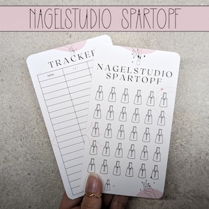 Könnte beinhalten: Zwei weiße Karten mit schwarzem Text und Illustrationen. Die Karte links ist ein Nagellack-Tracker mit den Worten "TRACKER" und "Datum" darauf gedruckt. Die Karte rechts hat eine Nagellackflaschen-Illustration, die 24 Mal wiederholt wird, und den Text "NAGELSTUDIO SPARTOPF".