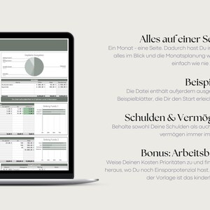 Puede incluir: Una pantalla de ordenador port&aacute;til que muestra una hoja de c&aacute;lculo de presupuesto financiero digital con tablas, gr&aacute;ficos y valores monetarios en euros. A la derecha, los encabezados en alem&aacute;n incluyen Alles auf einer Seite, Beispiele, Schulden & Verm&ouml;gen y Bonus: Arbeitsblatt.