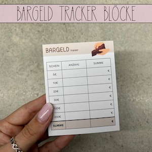Könnte beinhalten: Eine weiße Karte mit dem Titel "Bargeld Tracker" und einer Tabelle zur Verfolgung von Bargeldbeträgen. Die Tabelle hat Spalten für die Stückelung, die Anzahl und den Gesamtbetrag. Die Karte hat ein Cartoon-Bild einer Hand, die ein Portemonnaie hält.