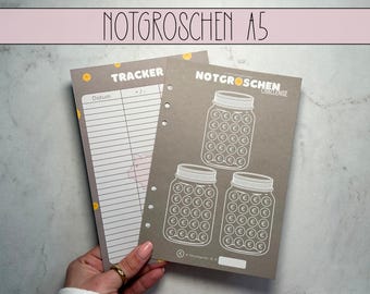 Puede incluir: Un rastreador imprimible gris y blanco para ahorrar monedas. El rastreador tiene una sección para registrar fechas y cantidades guardadas. El rastreador también tiene una sección con tres frascos, cada uno con 100 círculos para representar monedas. El texto "NOTGROSCHEN CHALLENGE" está en la parte superior del rastreador.