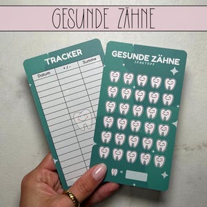 Puede incluir: Dos tarjetas verde azulado con el texto "GESUNDE ZÄHNE" en la parte superior. Una tarjeta es un rastreador con columnas para fecha, +/- y suma. La otra tarjeta tiene gráficos de dientes sonrientes y el texto "GESUNDE ZÄHNE SPARTOPF".