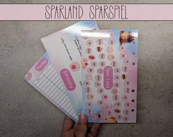 Pode incluir: Um jogo de poupança rosa e azul chamado "Spar Land" com uma folha de rastreamento e instruções. O tabuleiro do jogo apresenta um caminho circular com diferentes quantias de dinheiro, incluindo 10 cêntimos, 20 cêntimos, 50 cêntimos, 1 euro, 2 euros, 3 euros e 4 euros.