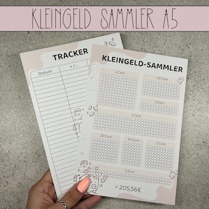 Könnte beinhalten: Ein rosa-brauner druckbarer Tracker zum Sammeln von Münzen. Der Tracker hat einen Bereich zum Aufzeichnen des Datums und des Betrags der gesammelten Münzen sowie ein Raster zum Verfolgen der Anzahl der einzelnen gesammelten Münzen. Der Tracker enthält auch einen Gesamtbetrag der gesammelten Münzen, der 205,56 Euro beträgt.