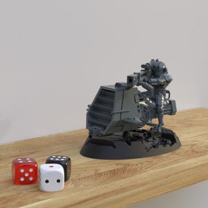 Può includere: Modello grigio in miniatura di una macchina da guerra con una figura, montato su una base nera, e tre dadi. Il modello ha un design dettagliato con un retro inclinato e un'arma. I dadi sono rossi, neri e bianchi.