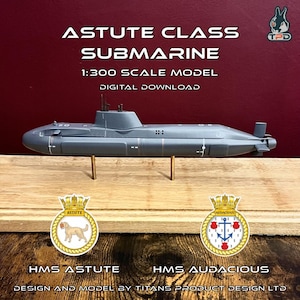 Puede incluir: Un modelo gris de un submarino sobre una base de madera. El submarino está etiquetado como "Astute Class Submarine" y "1:300 Scale Model". La base también tiene dos escudos de armas, uno para el HMS Astute y otro para el HMS Audacious.