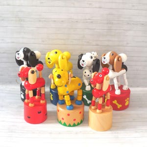 かわいいよろめき犬の押し人形 - 親指おもちゃ - ワコウワウッド - ノベルティダンシングプレスベース - ダルメシアンスポッティ