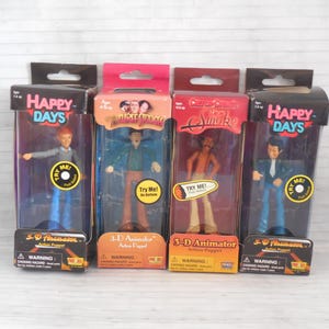 Può includere: Quattro marionette d'azione 3-D Animator vintage nella loro confezione originale. Le marionette provengono dagli show televisivi "Happy Days", "The Three Stooges" e "Cheech & Chong's Smoke". Ogni confezione ha un pulsante "Try Me!"