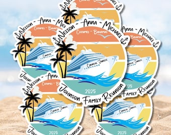 Könnte beinhalten: Eine Sammlung runder Aufkleber mit einem weißen Kreuzfahrtschiff mit der Aufschrift Carnival Jubilee, Palmen und einem Sonnenuntergangshintergrund. Der Text lautet Nelson, Anna, Michael, Cozumel - Bahamas, 2025 und Johnson Family Reunion mit Ankersymbolen.