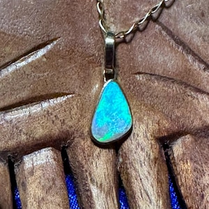 Der Caribbean Blue-1.9 Carat sehr brillante Coober Pedy Australian Opal 2 seitig Cabochon in 14k Gold gefasst. Massives Kristallglas. Keine Dublette