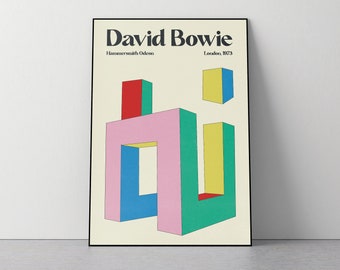 Może przedstawiać: Plakat z geometrycznym wzorem w kolorze różowym, żółtym, niebieskim i zielonym. Na plakacie widnieje tekst "David Bowie" w kolorze czarnym, "Hammersmith Odeon" w kolorze czarnym oraz "London, 1973" w kolorze czarnym.