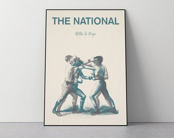 Może przedstawiać: Oprawiony plakat z ilustracją w stylu vintage przedstawiającą bokserów w akcji, w odcieniach turkusu i szarości. U góry tekst "THE NATIONAL", poniżej "Mistaken for strangers". Grafika na kremowym tle.