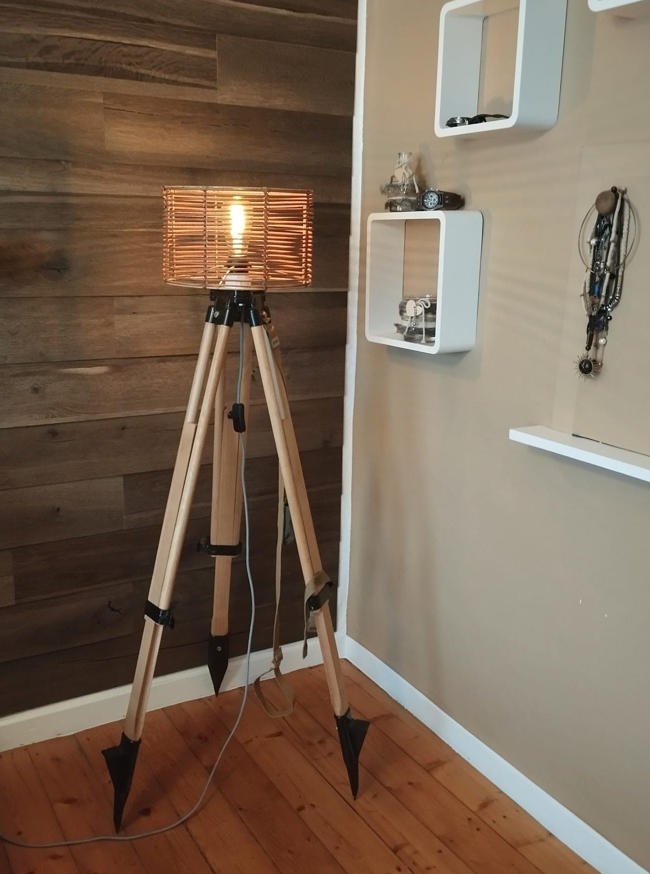 Lampada Da Terra A Treppiede In Stile Nautico Vintage | Riflettore In Acciaio E Legno, Altezza 150 Cm, Per Studio O Soggiorno