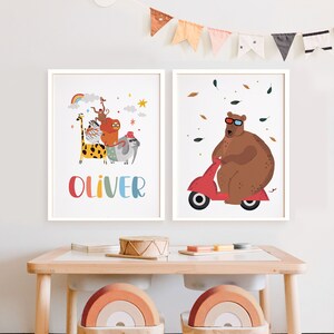 Oso en scooter nombre cartel set / lindo acuarela Safari Animal Print / divertido arte de la pared de la sala de juegos / decoración deportiva del vivero / DESCARGA DIGITAL