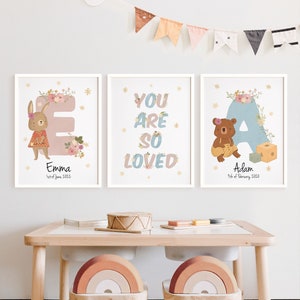 Conjunto de carteles personalizados para habitación de hermano y hermana / Nombre de impresión inicial / Decoración de vivero de bosque / Eres tan amado arte de pared / DESCARGA DIGITAL