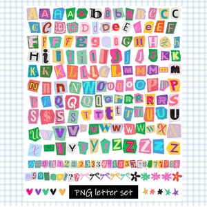 Puede incluir: Una colección de letras, números y símbolos recortados de colores, en varias fuentes y tamaños. Las letras están en mayúsculas y minúsculas, con una variedad de colores. El texto "PNG letter set" está en la parte inferior. El fondo es un patrón de cuadros azul claro y blanco.