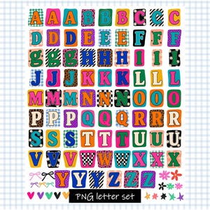 Puede incluir: Un conjunto de letras del alfabeto digital que presenta letras mayúsculas de la A a la Z, cada una encerrada en un borde rectangular colorido con varios patrones como estampado de leopardo, cuadros vichy, damero y motivos florales. Incluye lazos, corazones y flores.