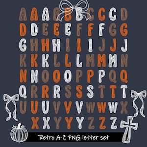Könnte beinhalten: Eine digitale Grafik mit dem Alphabet von A bis Z im handgezeichneten Skizzenstil. Die Buchstaben sind in Orange, Weiß und Braun auf dunkelgrauem Hintergrund gehalten. Dekorative Elemente umfassen drei weiße Strichzeichnungen von Schleifen, einen Kürbis und ein Kreuz.