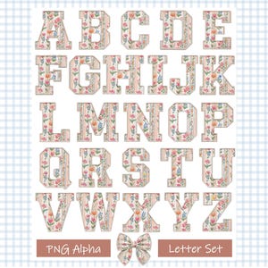 Può includere: Un set completo di alfabeto, ogni lettera disegnata con un motivo floreale di fiori rosa, blu e gialli su sfondo crema. Le lettere sono in un font serif, con un fiocco e il testo "PNG Alpha" e "Letter Set".